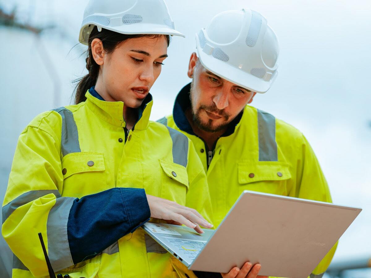 VPO-inset-team-laptop-highvis-min