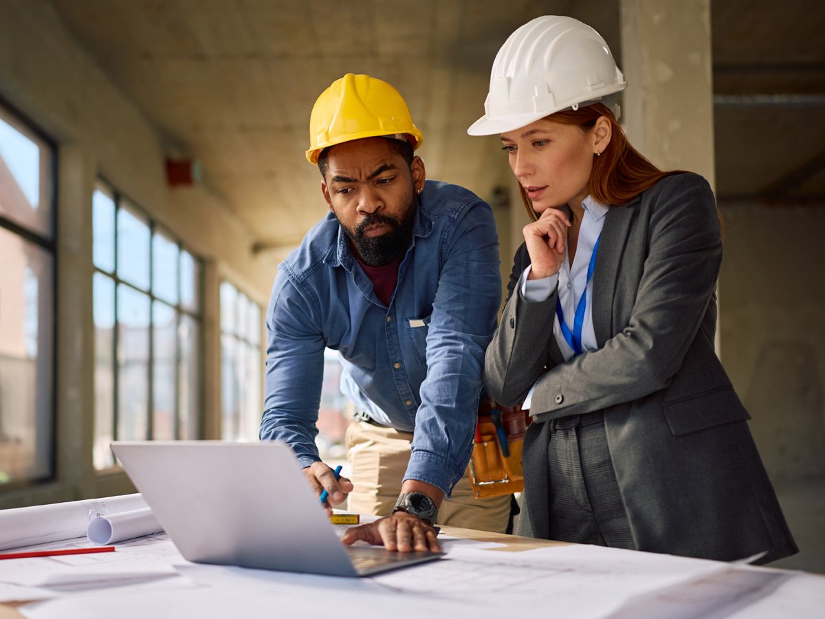 VPO-inset-worker-supervisor-laptop-worksite