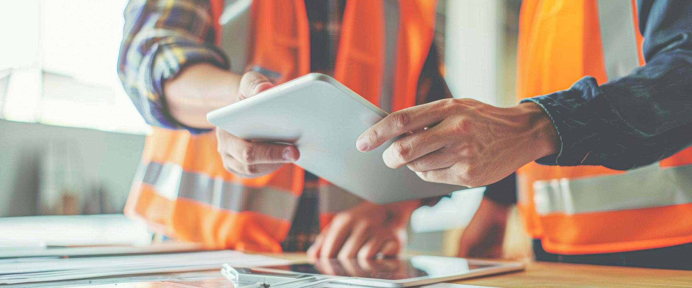 VPO-banner-construction-workers-tablets-min
